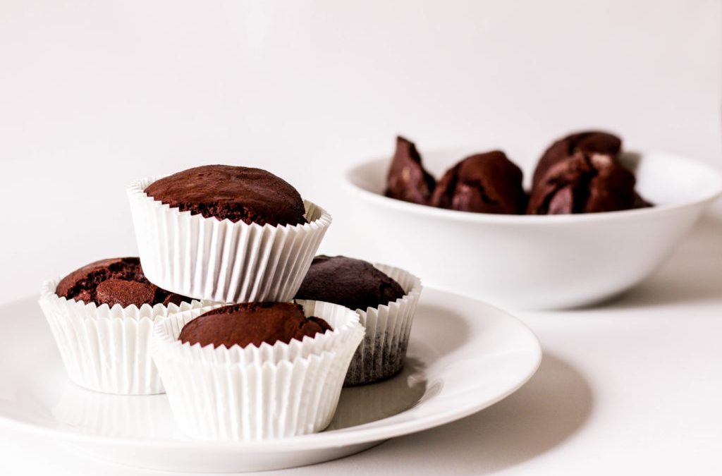 Muffins de chocolate rellenos con dulce sin gluten